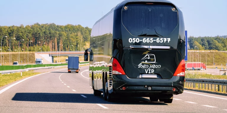 אוטובוס של הסעות השחף VIP בכביש