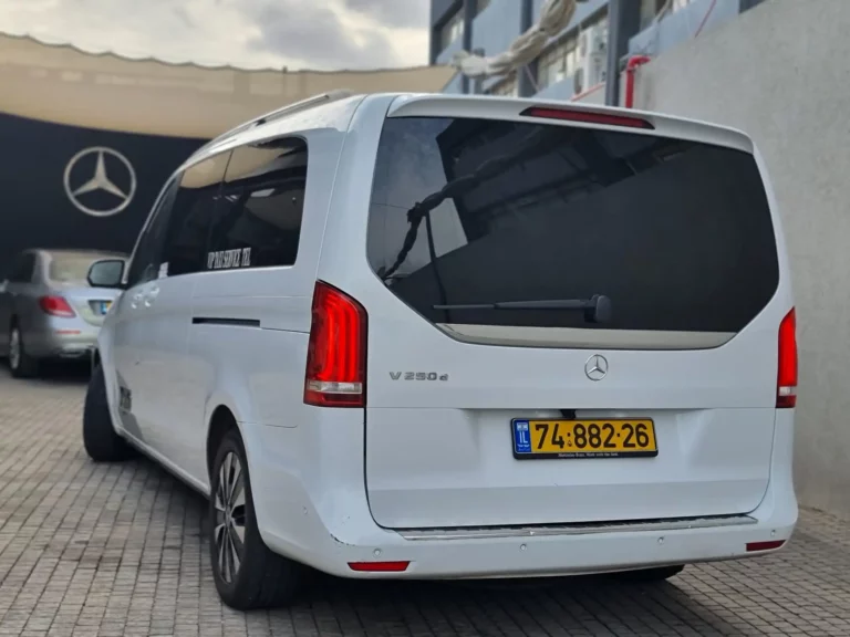 מרצדס V-Class לבנה להסעות לנתב"ג