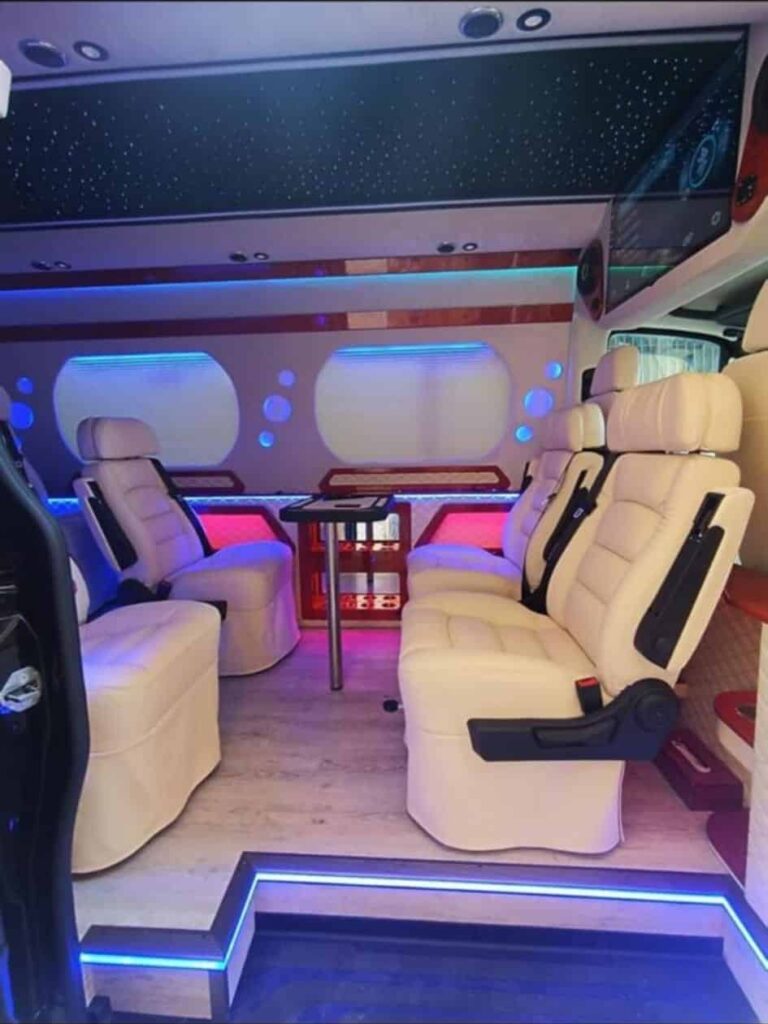 פנים מיניבוס VIP של הסעות השחף עם מושבי עור ותאורת LED