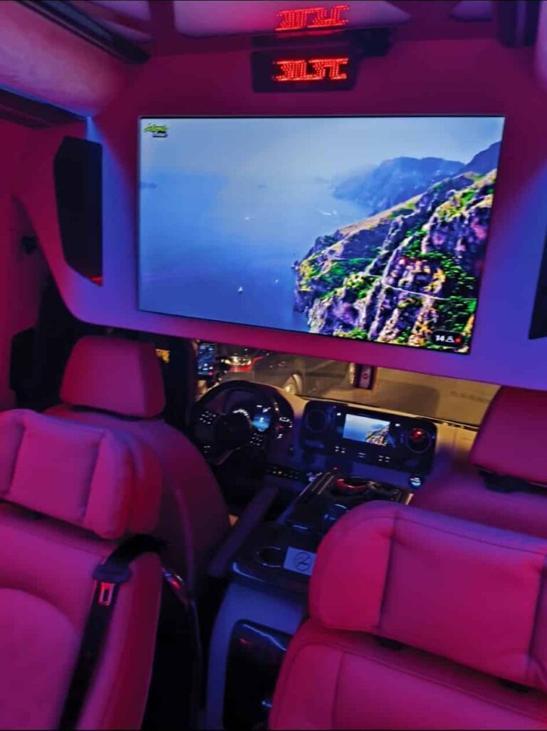 פנים מיניבוס VIP עם מסך ותאורה לבר ובת מצווה