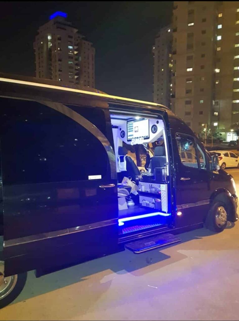 מיניבוס VIP שחור עם תאורה כחולה בלילה